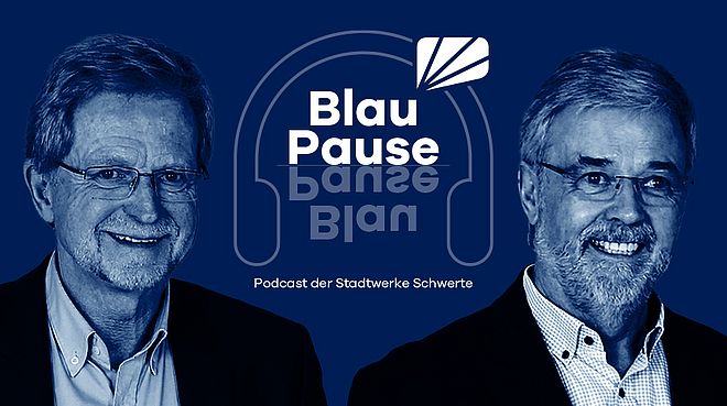 Zwei Personen sind zu sehen, in der Mitte steht der Podcast-Titel „BlauPause“, der von einem Kopfhörer umrahmt wird – Podcast der Stadtwerke Schwerte
