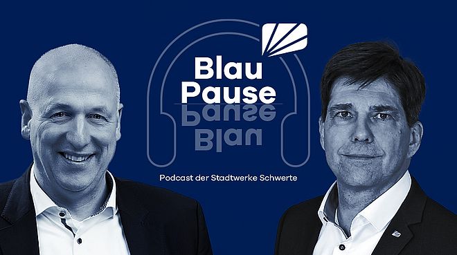 Zwei Personen sind zu sehen, in der Mitte steht der Podcast-Titel „BlauPause“, der von einem Kopfhörer umrahmt wird – Podcast der Stadtwerke Schwerte