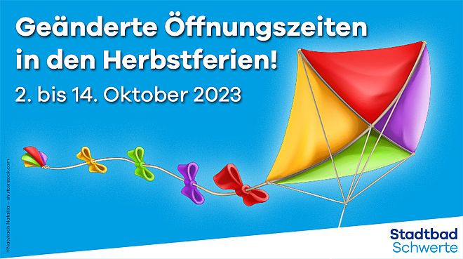 Weißer Schriftzug "Herbstferien, geänderte Öffnungszeiten" sowie ein stilisierter bunter Flugdrache als Symbol für die Herbstsaison 2023 im Stadtbad Schwerte