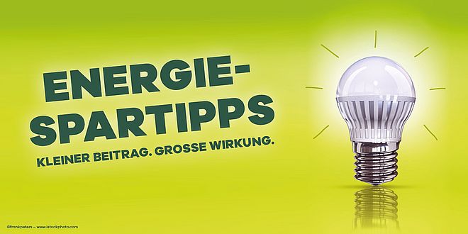 Eine stilisierte Glühbirne und der Schriftzug "Energie-Spartipps; Kleiner Beitrag. Große Wirkung." auf einem hellgrünen Hintergrund