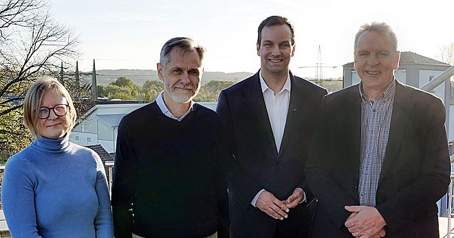 Bild von Anne Aholainen (Vorsitzende der Verwaltung von Leppävirta), Matti Raatikainen (Bürgermeister von Leppävirta), Sebastian Kirchmann (Geschäftsführer der Stadtwerke Schwerte) und Timo Ripatti (Ratsvorsitzender von Leppävirta)