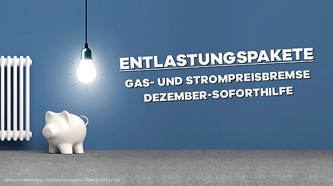 Sparschwein unter einer leuchtenden Glühbirne neben einem Heizkörper mit Schriftzug "Entlastungspaketen für Gas- und Strompreisbremse und Dezember-Soforthilfe" auf blauer Wand