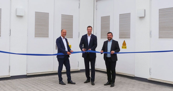 Drei Männer, unter anderem Sebastian Kirchmann (Geschäftsführer Stadtwerke Schwerte) und Dimitrios Axourgos (Schwerter Bürgermeister) durchschneiden ein Blaus Band als Symbol für die Inbetriebnahme der neuen Website