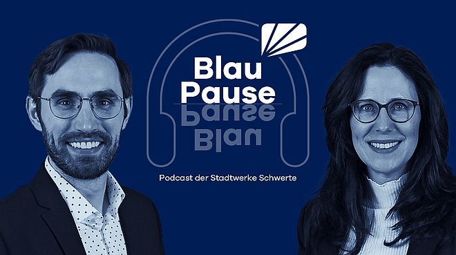 Zwei Personen sind zu sehen, in der Mitte steht der Podcast-Titel „BlauPause“, der von einem Kopfhörer umrahmt wird – Podcast der Stadtwerke Schwerte