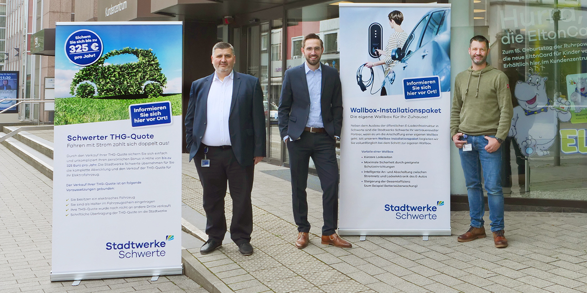 Das Team der Stadtwerke Schwerte (Aziz Özkir, Benjamin Kott und Matthias Nagel) am verkaufsoffenen Sonntag vor zwei Roll-ups mit Infos zur THG-Quote und einem Wallbox-Installationspaket