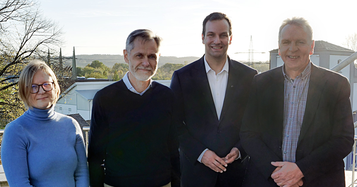 Bild von Anne Aholainen (Vorsitzende der Verwaltung von Leppävirta), Matti Raatikainen (Bürgermeister von Leppävirta), Sebastian Kirchmann (Geschäftsführer der Stadtwerke Schwerte) und Timo Ripatti (Ratsvorsitzender von Leppävirta)