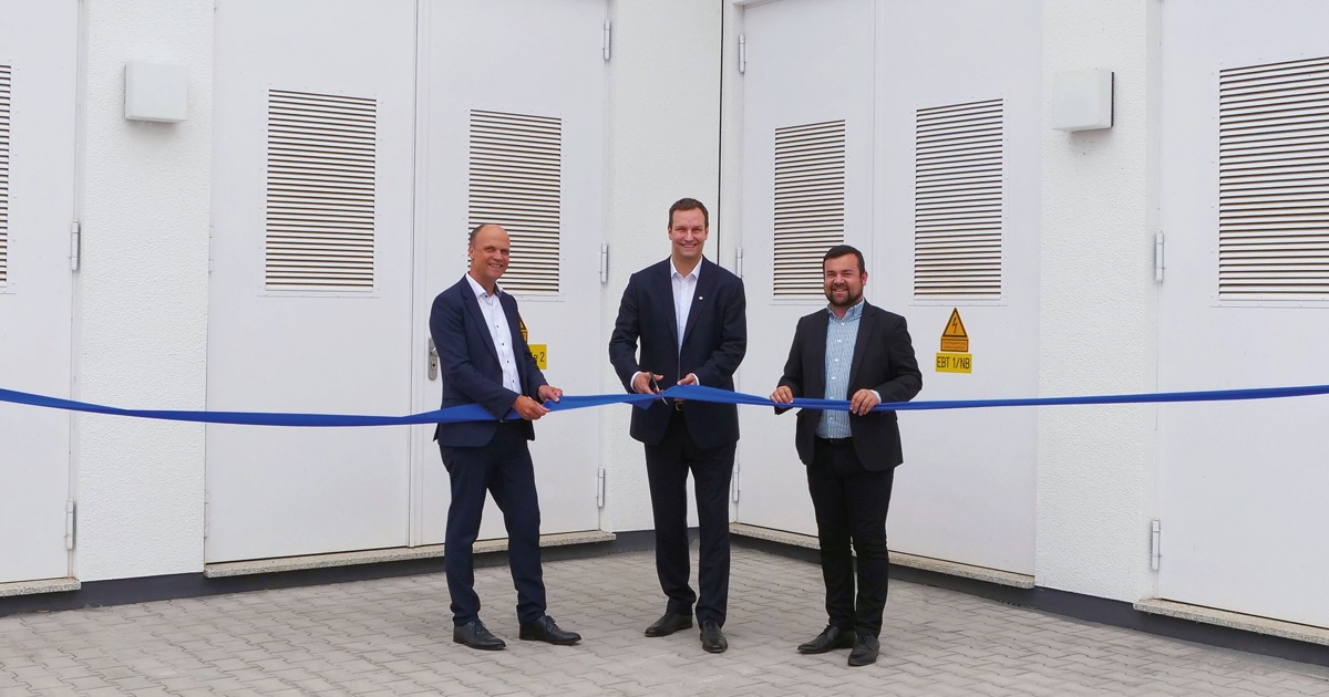 Drei Männer, unter anderem Sebastian Kirchmann (Geschäftsführer Stadtwerke Schwerte) und Dimitrios Axourgos (Schwerter Bürgermeister) durchschneiden ein Blaus Band als Symbol für die Inbetriebnahme der neuen Website