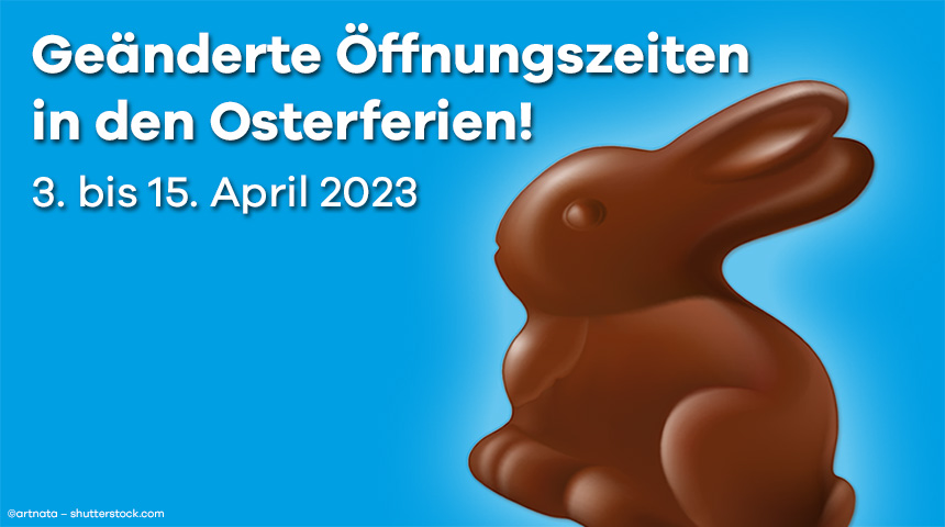 Weißer Schriftzug "Geänderte Öffnungszeiten in den Osterferien" auf blauem Hintergrund ist ein Schoko-Osterhase zu sehen als Symbolbild für die geänderten Öffnungszeiten vom Stadtbad in den Osterferien 2023
