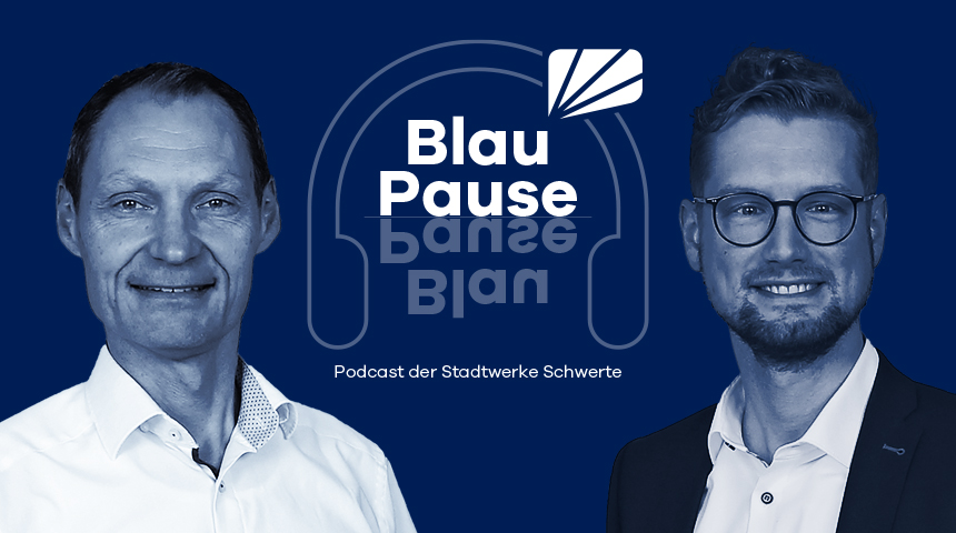 Zwei Personen sind zu sehen, in der Mitte steht der Podcast-Titel „BlauPause“, der von einem Kopfhörer umrahmt wird – Podcast der Stadtwerke Schwerte