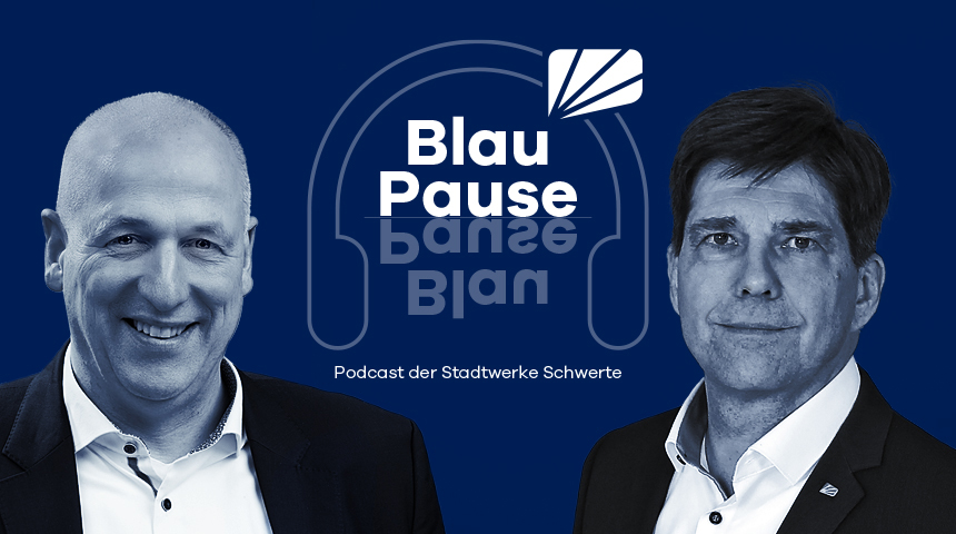 Zwei Personen sind zu sehen, in der Mitte steht der Podcast-Titel „BlauPause“, der von einem Kopfhörer umrahmt wird – Podcast der Stadtwerke Schwerte