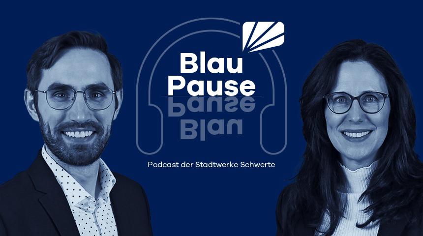 Zwei Personen sind zu sehen, in der Mitte steht der Podcast-Titel „BlauPause“, der von einem Kopfhörer umrahmt wird – Podcast der Stadtwerke Schwerte
