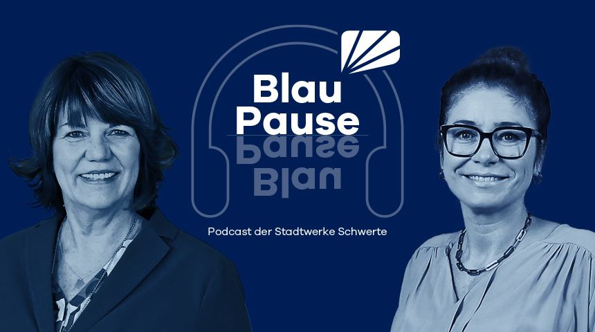 Zwei Personen sind zu sehen, in der Mitte steht der Podcast-Titel „BlauPause“, der von einem Kopfhörer umrahmt wird – Podcast der Stadtwerke Schwerte