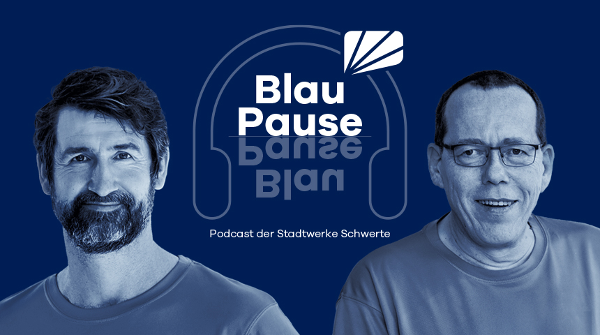 Zwei Personen sind zu sehen, in der Mitte steht der Podcast-Titel „BlauPause“, der von einem Kopfhörer umrahmt wird – Podcast der Stadtwerke Schwerte