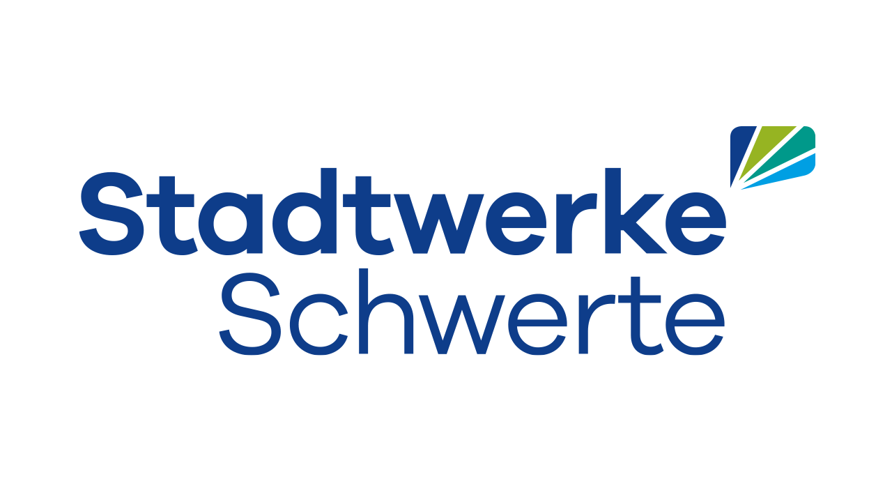 Logo der Stadtwerke Schwerte.  Über dem "e" rechts oben, befindet sich grafisches Element, welches aus vier  geschwungenen Balken in blau und  Grüntönen besteht