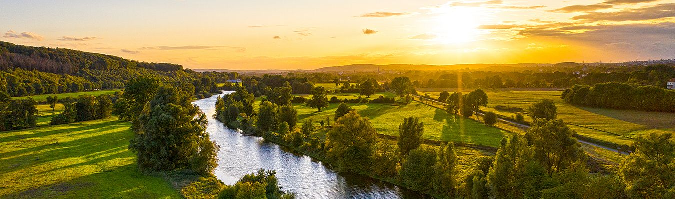 Luftaufnahme der Ruhr in Schwerte bei Sonnenuntergang mit Fluss, grünen Wiesen und Bäumen