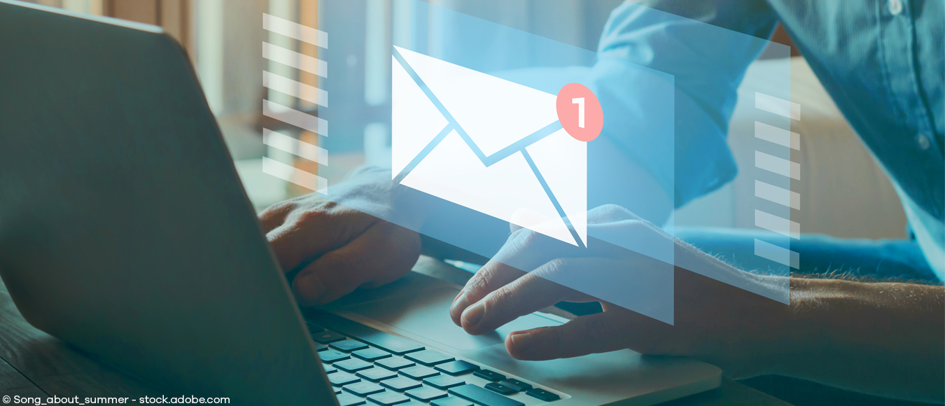 Ein Mensch sitzt vor einem Laptop. Vor dem Bildschirm ist ein Hologramm zu sehen, welches ein Brief mit einer kleinen roten Eins abbildet. Symbolbild für den Newsletter der Stadtwerke Schwerte