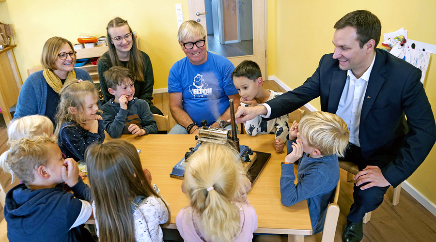 Bildungsförderung durch Umwelt-Projekte Herr Kirchmann besucht den Umwelt-Unterricht in der Kindertagesstätte Rasselbande.